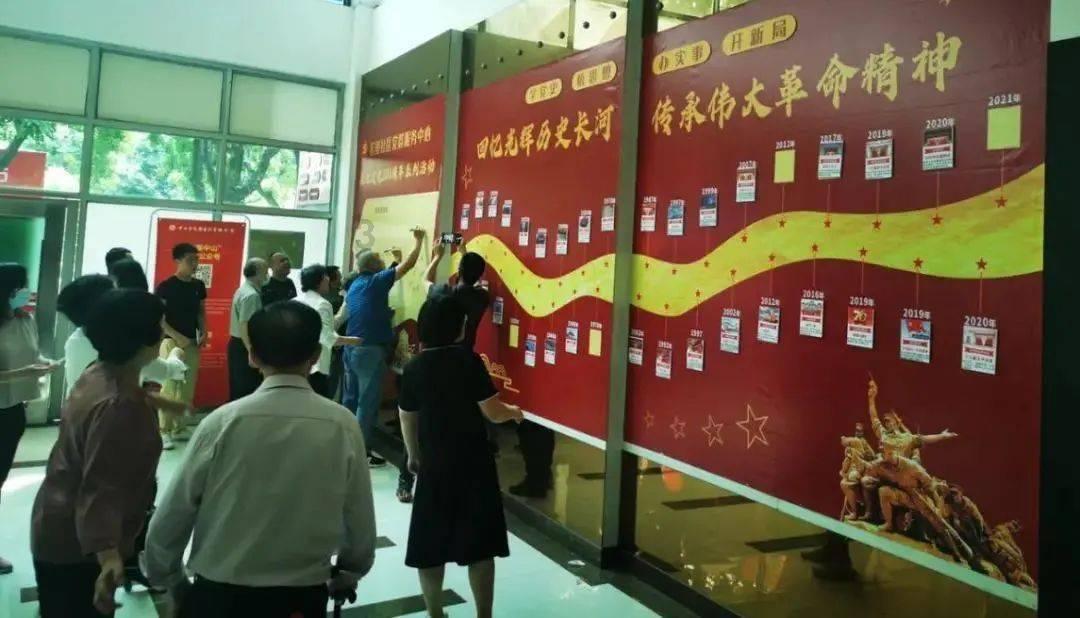 清代发现“小人国”，小人平均高度约20公分，国王的坐骑为“鸡”
